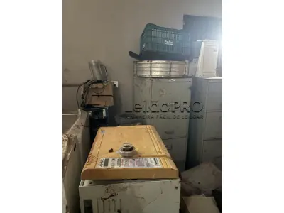 LOTE 014 - Lote de inservíveis: de informática/escritório/saúde/escola, moveis e utensílios em geral.