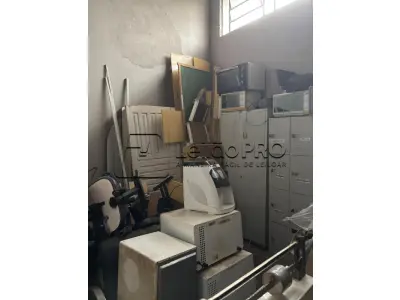 LOTE 014 - Lote de inservíveis: de informática/escritório/saúde/escola, moveis e utensílios em geral.