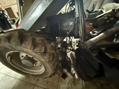 LOTE 002 - TRATOR AGRICOLA (em estado de sucata, com documento e emplacamento), MARCA AGRALE, MODELO 5085.4, COR PRATA, ANO DE FABRICAÇÃO/MODELO 2008,