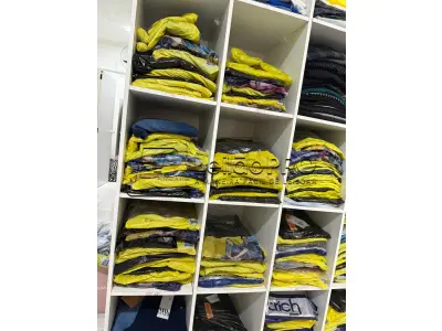 LOTE 001 - 125 Calças Jeans de variados modelos feminino e masculino de marcas diversas