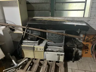 LOTE 008 - Lote de sucata diversas: material de informática, televisores, bebedouros, fogões, mobiliários, cadeira odontológica, material médico hospitalar, ventiladores