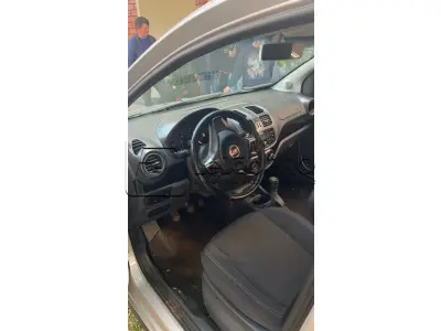 LOTE 004 - Automóvel Marca: Fiat - Modelo: Grand Siena Attractive 1.0 - Ano/Modelo: 2019/2019 - 04 portas - 05 Passageiros - 75 CV - Cor: Prata