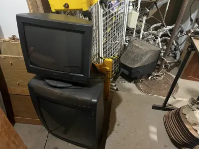 LOTE 008 - Lote de sucata diversas: material de informática, televisores, bebedouros, fogões, mobiliários, cadeira odontológica, material médico hospitalar, ventiladores