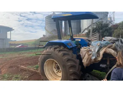 LOTE 009 - Trator Agrícola New Holland - Modelo 7630 - 4X4 - Ano/Modelo: 2009/2010 - Cor: Azul - Combustível: Diesel