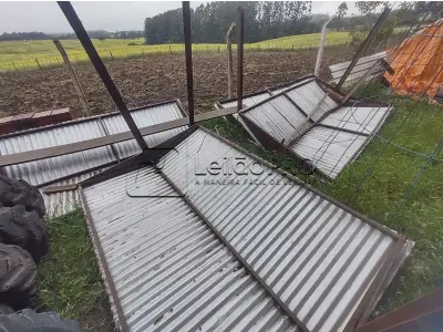 LOTE 014 - Abrigo para ponto de ônibus: 04 cobertura