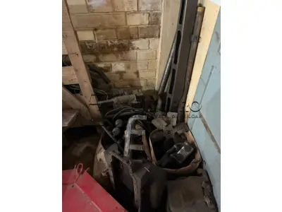 LOTE 002 - TRATOR AGRICOLA (em estado de sucata, com documento e emplacamento), MARCA AGRALE, MODELO 5085.4, COR PRATA, ANO DE FABRICAÇÃO/MODELO 2008,