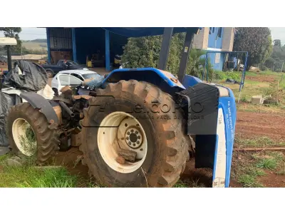 LOTE 009 - Trator Agrícola New Holland - Modelo 7630 - 4X4 - Ano/Modelo: 2009/2010 - Cor: Azul - Combustível: Diesel
