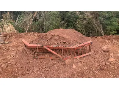 LOTE 010 - Equipamento: Arado Enleirador - Marca: JDM - Cor: Vermelha - Ano de Fabricação: 2021