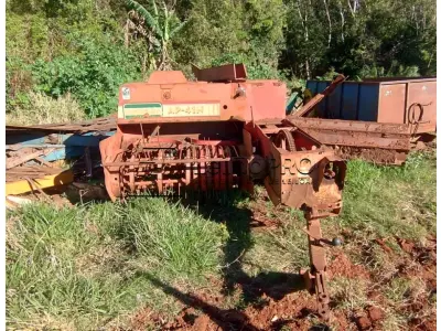 LOTE 008 - Enfardadeira de nogueira modelo Ap 41n ano 2002