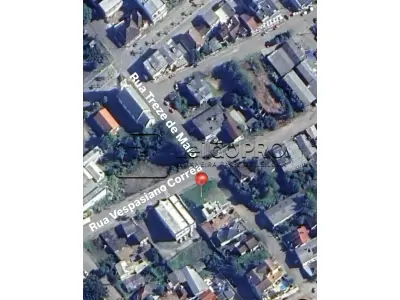 LOTE 001 - Imóvel, um terreno urbano do lote um (1), da quadra vinte (20) situado nesta cidade de Dom Feliciano - RS, com a área total de quatrocentos metros quadrados (400m2), localizado na esquina formada pelas ruas Treze de Maio e Vespasiano Corrêa