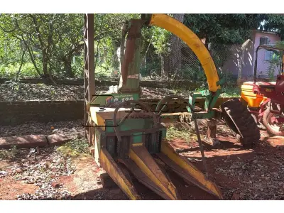LOTE 011 - Colhedora de forragens marca JF, Modelo C 120, transmissão por correia