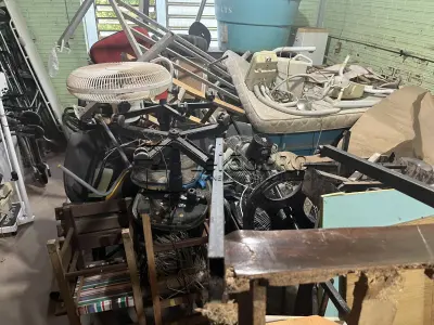LOTE 008 - Lote de sucata diversas: material de informática, televisores, bebedouros, fogões, mobiliários, cadeira odontológica, material médico hospitalar, ventiladores
