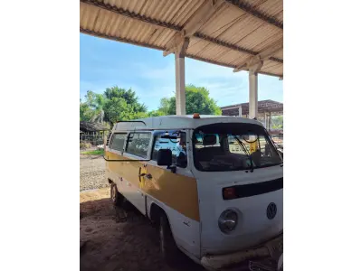 LOTE 007 - Kombi Volkswagen, cor branca, ano/modelo 2005/2005.