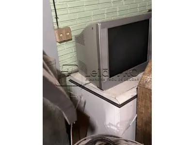 LOTE 008 - Lote de sucata diversas: material de informática, televisores, bebedouros, fogões, mobiliários, cadeira odontológica, material médico hospitalar, ventiladores