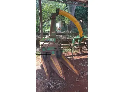 LOTE 011 - Colhedora de forragens marca JF, Modelo C 120, transmissão por correia
