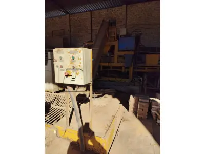 LOTE 015 - Maquina de confeccionar Bloquetes, Codigo de patrimonio 31839, em funcionamento .