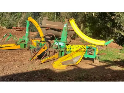 LOTE 014 - 02 (duas) Colhedoras de Forragens - Marcas: JF - Modelo: C-120 - Série: ADBJ-004862 - Cor: Verde e Amarelo