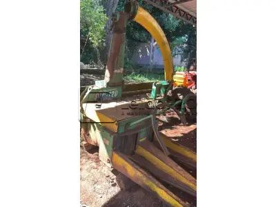 LOTE 011 - Colhedora de forragens marca JF, Modelo C 120, transmissão por correia