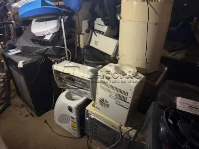 LOTE 005 - Lote de Sucata diversas contendo eletrônicos, mobiliários e ferros.