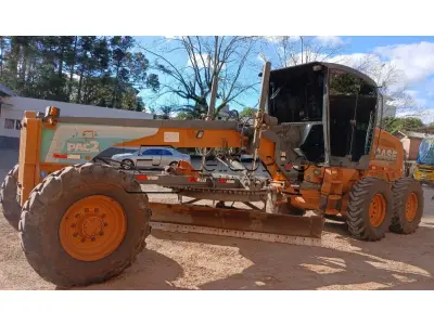 LOTE 003 - Motoniveladora cor laranja CASE, modelo 845B, 2014.