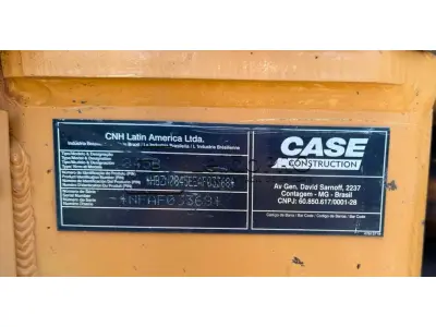 LOTE 003 - Motoniveladora cor laranja CASE, modelo 845B, 2014.