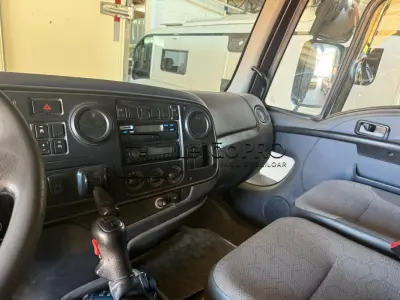 LOTE 001 - Caminhão Ford preto, modelo CARGO 2429, 2012/2013, carroceria basculante preta.