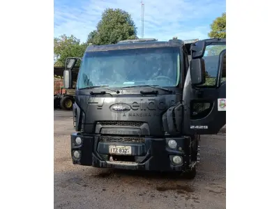 LOTE 001 - Caminhão Ford preto, modelo CARGO 2429, 2012/2013, carroceria basculante preta.