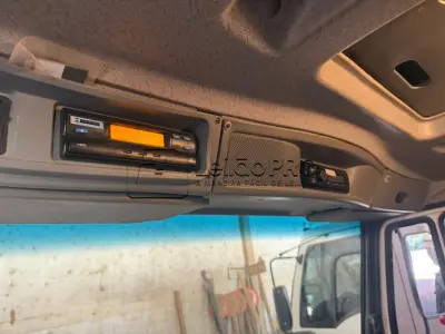 LOTE 002 - Caminhão Mercedes Benz branco Pac 2, modelo ATRON 2729 k 6x4, 2014, carroceria basculante branca.