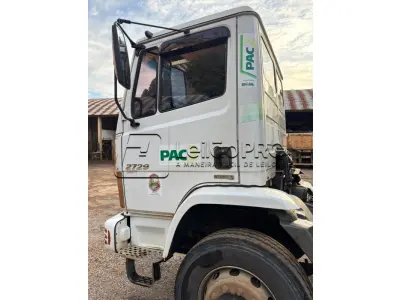 LOTE 002 - Caminhão Mercedes Benz branco Pac 2, modelo ATRON 2729 k 6x4, 2014, carroceria basculante branca.