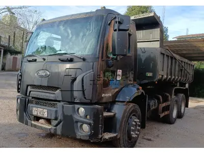 LOTE 001 - Caminhão Ford preto, modelo CARGO 2429, 2012/2013, carroceria basculante preta.