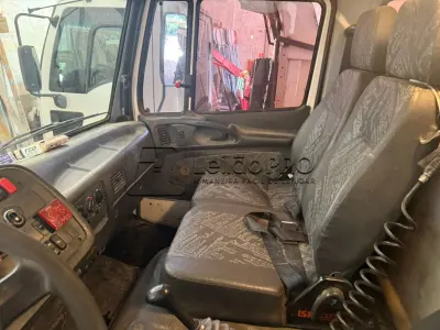 LOTE 002 - Caminhão Mercedes Benz branco Pac 2, modelo ATRON 2729 k 6x4, 2014, carroceria basculante branca.