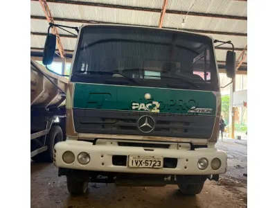 LOTE 002 - Caminhão Mercedes Benz branco Pac 2, modelo ATRON 2729 k 6x4, 2014, carroceria basculante branca.