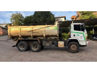 LOTE 002 - Caminhão Mercedes Benz branco Pac 2, modelo ATRON 2729 k 6x4, 2014, carroceria basculante branca.