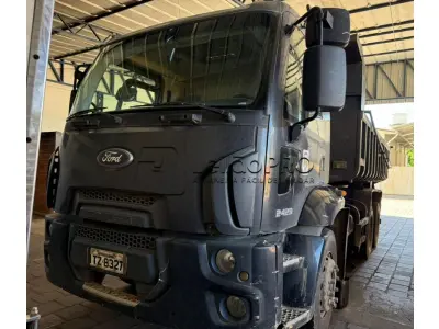 LOTE 001 - Caminhão Ford preto, modelo CARGO 2429, 2012/2013, carroceria basculante preta.
