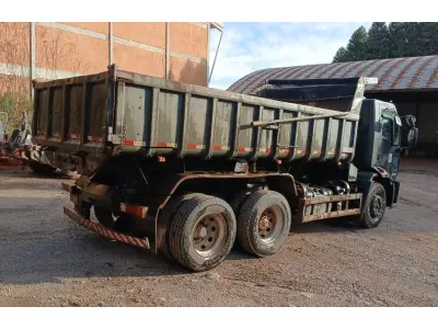 LOTE 001 - Caminhão Ford preto, modelo CARGO 2429, 2012/2013, carroceria basculante preta.