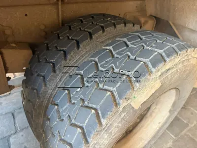 LOTE 001 - Caminhão Ford preto, modelo CARGO 2429, 2012/2013, carroceria basculante preta.