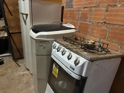 LOTE 005 - Lote de Sucata diversas contendo eletrônicos, mobiliários e ferros.