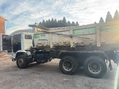 LOTE 002 - Caminhão Mercedes Benz branco Pac 2, modelo ATRON 2729 k 6x4, 2014, carroceria basculante branca.