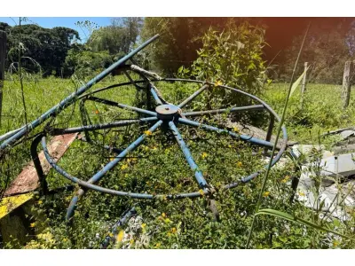 LOTE 005 - Lote de Sucata diversas contendo eletrônicos, mobiliários e ferros.