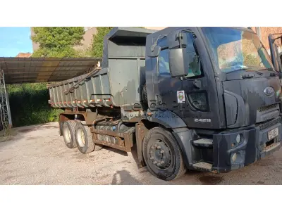 LOTE 001 - Caminhão Ford preto, modelo CARGO 2429, 2012/2013, carroceria basculante preta.