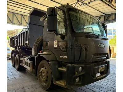 LOTE 001 - Caminhão Ford preto, modelo CARGO 2429, 2012/2013, carroceria basculante preta.