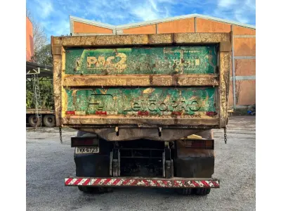 LOTE 002 - Caminhão Mercedes Benz branco Pac 2, modelo ATRON 2729 k 6x4, 2014, carroceria basculante branca.