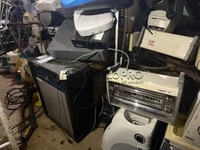 LOTE 005 - Lote de Sucata diversas contendo eletrônicos, mobiliários e ferros.