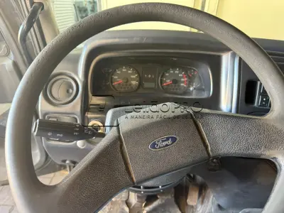 LOTE 001 - Caminhão Ford preto, modelo CARGO 2429, 2012/2013, carroceria basculante preta.