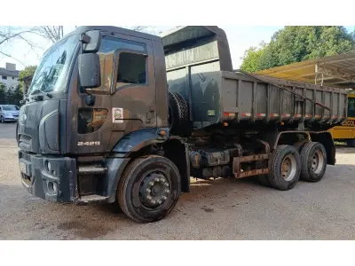 LOTE 001 - Caminhão Ford preto, modelo CARGO 2429, 2012/2013, carroceria basculante preta.
