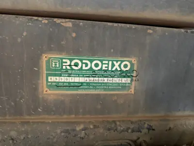 LOTE 001 - Caminhão Ford preto, modelo CARGO 2429, 2012/2013, carroceria basculante preta.