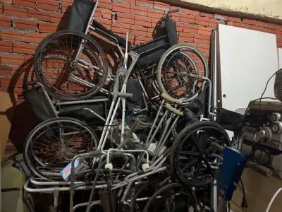 LOTE 005 - Lote de Sucata diversas contendo eletrônicos, mobiliários e ferros.