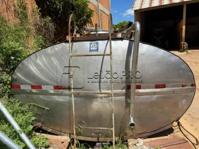LOTE 004 - Tanque isotérmico rodoviário, tipo oval, inoxidável, marca Jardinox, capacidade de 4.000 litros.