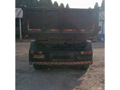 LOTE 001 - Caminhão Ford preto, modelo CARGO 2429, 2012/2013, carroceria basculante preta.