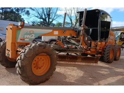 LOTE 003 - Motoniveladora cor laranja CASE, modelo 845B, 2014.